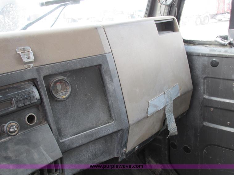 image for item I8822 1993 International 4900 Crew Cab utility truck