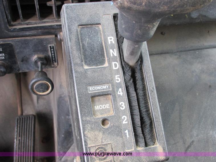 image for item I8822 1993 International 4900 Crew Cab utility truck