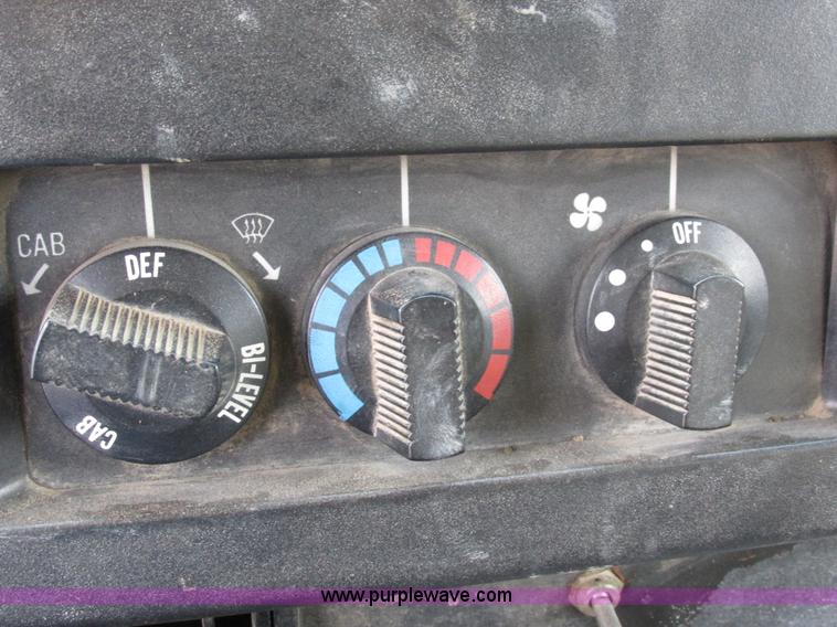 image for item I8822 1993 International 4900 Crew Cab utility truck