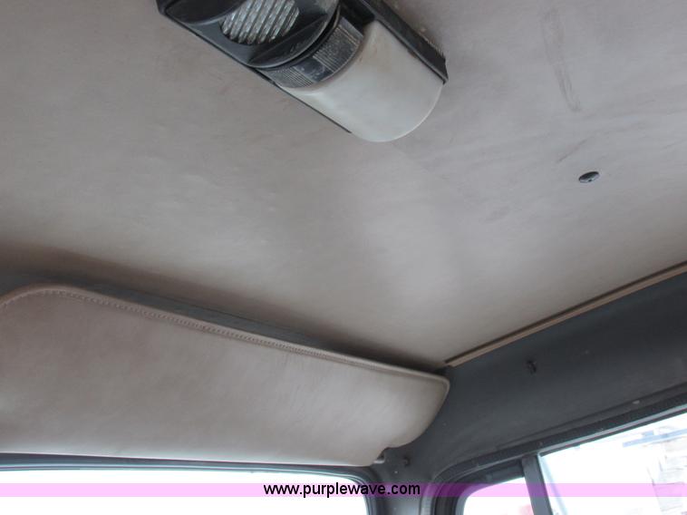 image for item I8822 1993 International 4900 Crew Cab utility truck