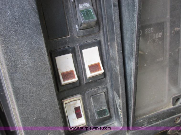 image for item I8822 1993 International 4900 Crew Cab utility truck