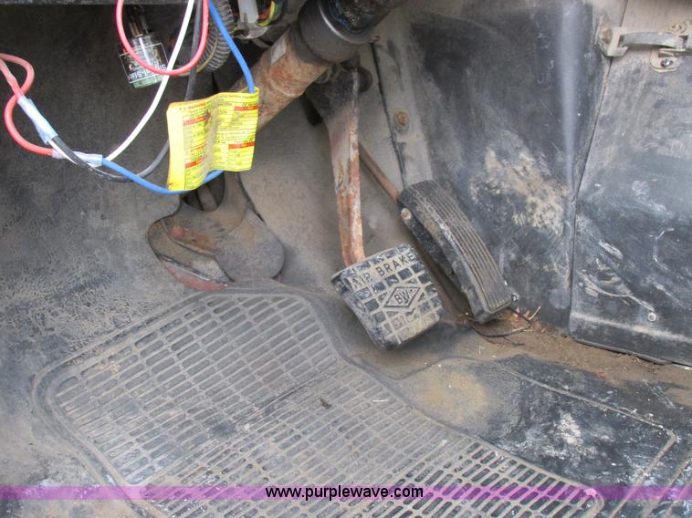 image for item I8822 1993 International 4900 Crew Cab utility truck