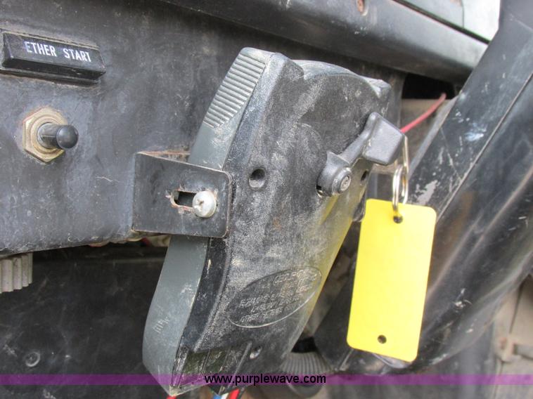 image for item I8822 1993 International 4900 Crew Cab utility truck