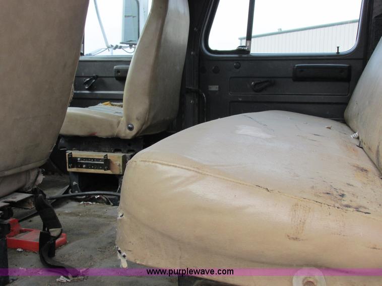 image for item I8822 1993 International 4900 Crew Cab utility truck