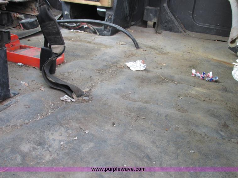 image for item I8822 1993 International 4900 Crew Cab utility truck