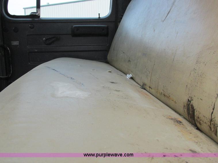 image for item I8822 1993 International 4900 Crew Cab utility truck