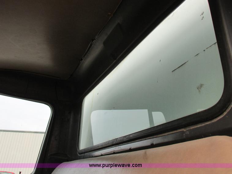 image for item I8822 1993 International 4900 Crew Cab utility truck