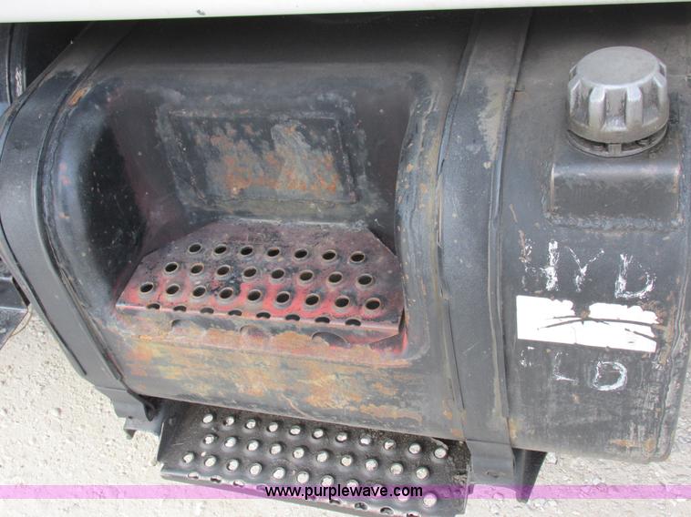 image for item I8822 1993 International 4900 Crew Cab utility truck