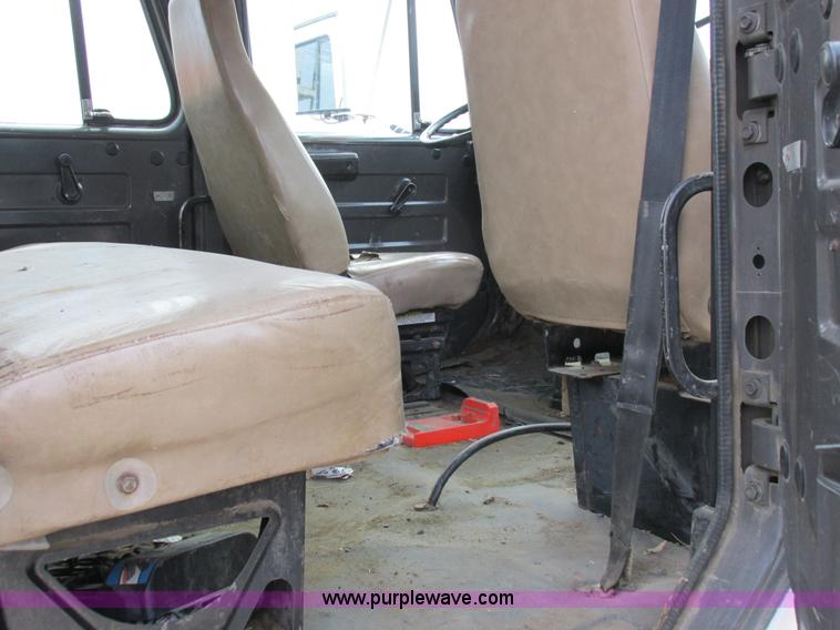 image for item I8822 1993 International 4900 Crew Cab utility truck