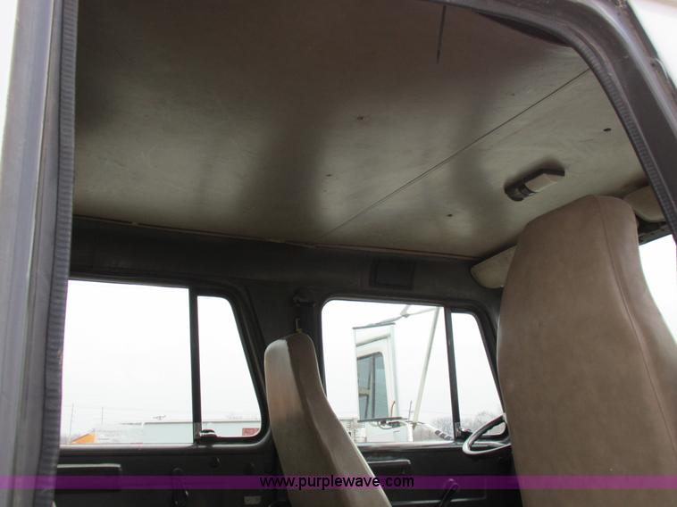 image for item I8822 1993 International 4900 Crew Cab utility truck