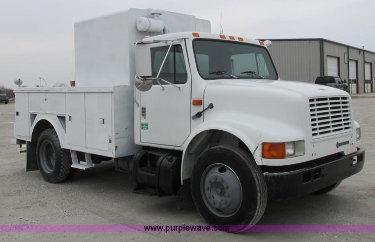 image for item I8823 1992 International 4700 utility truck