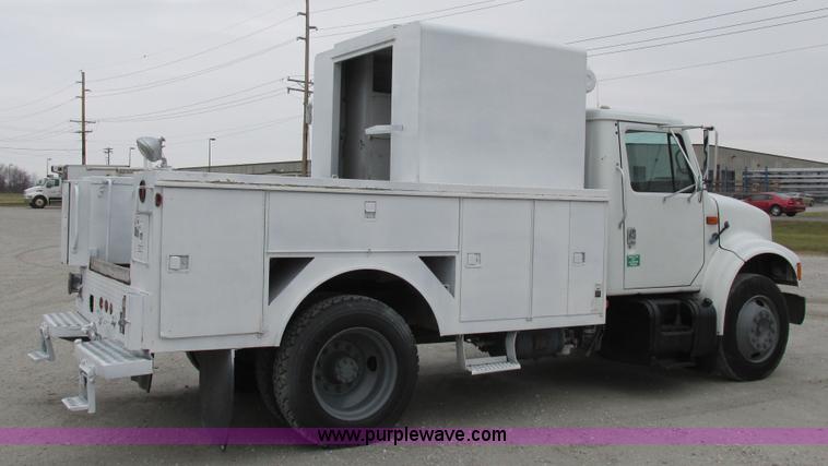 image for item I8823 1992 International 4700 utility truck