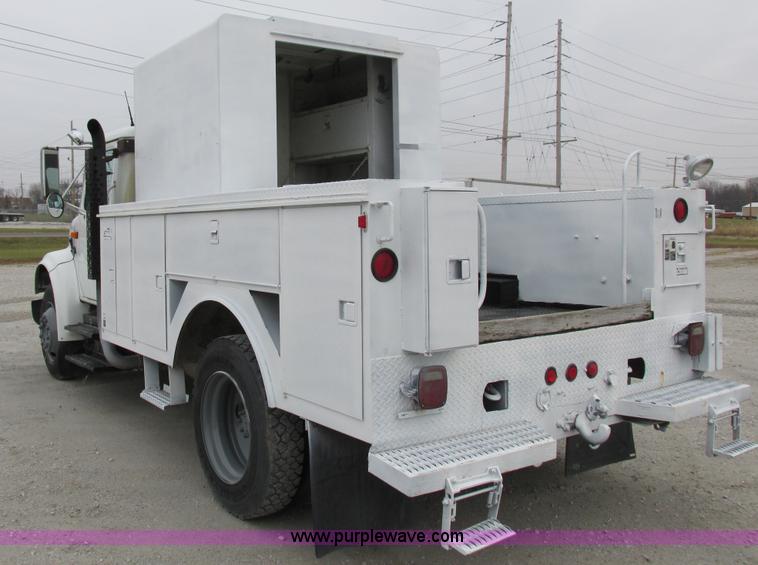 image for item I8823 1992 International 4700 utility truck