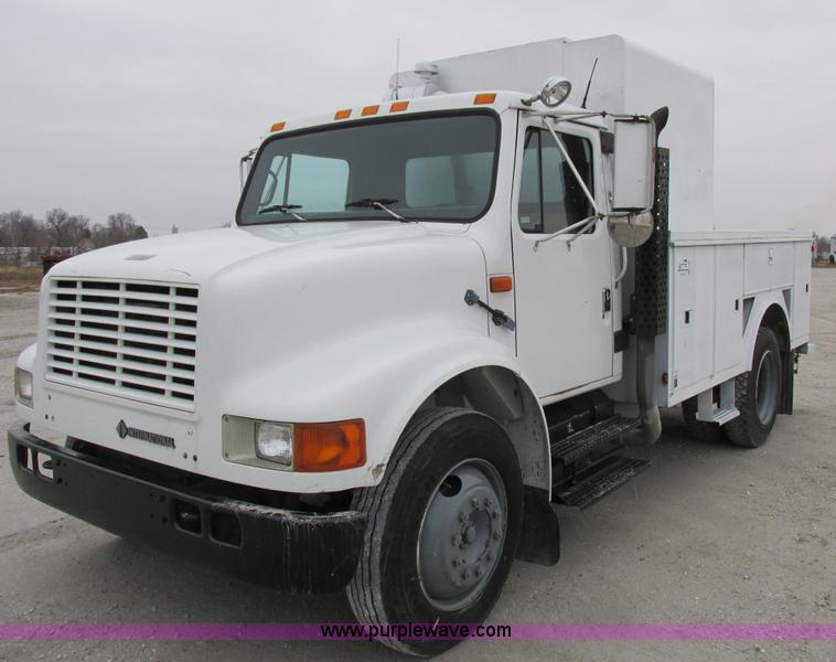 image for item I8823 1992 International 4700 utility truck