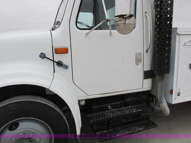image for item I8823 1992 International 4700 utility truck