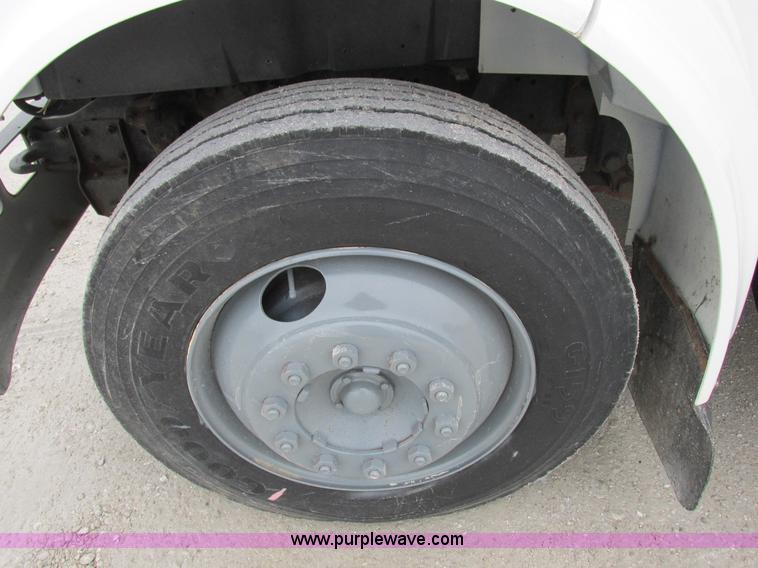 image for item I8823 1992 International 4700 utility truck