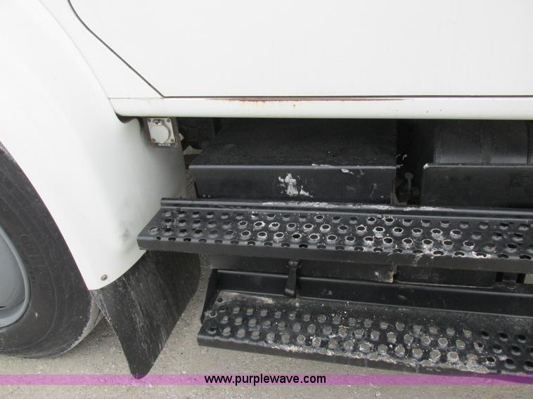 image for item I8823 1992 International 4700 utility truck