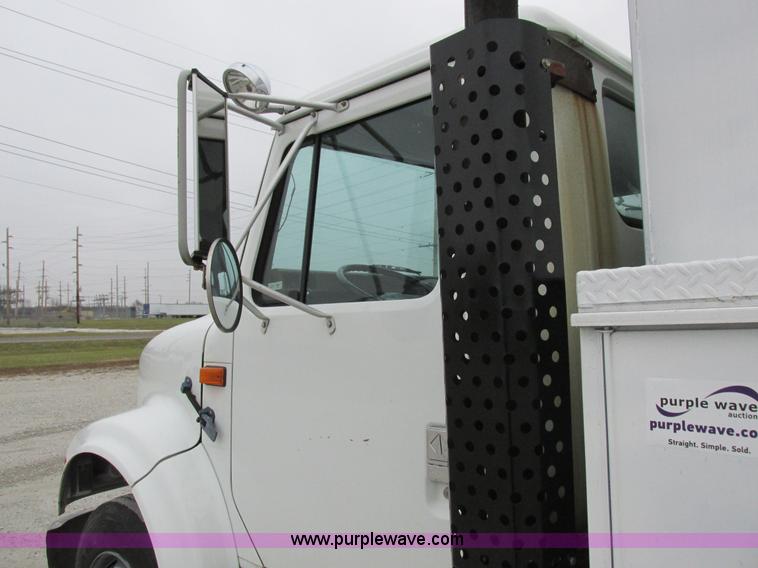 image for item I8823 1992 International 4700 utility truck