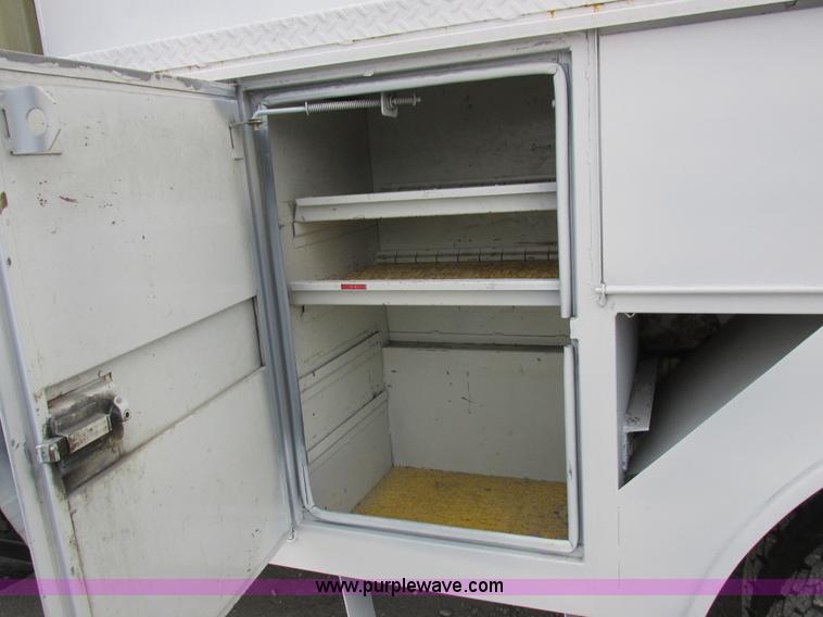 image for item I8823 1992 International 4700 utility truck