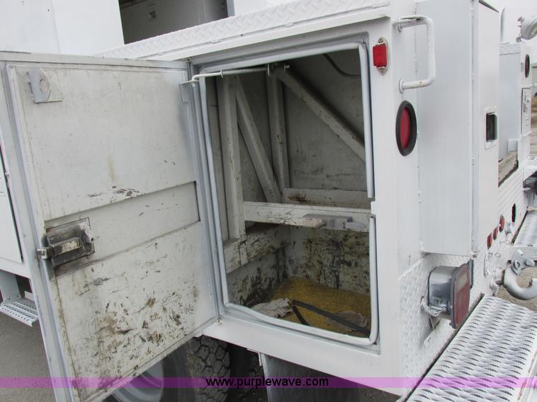 image for item I8823 1992 International 4700 utility truck