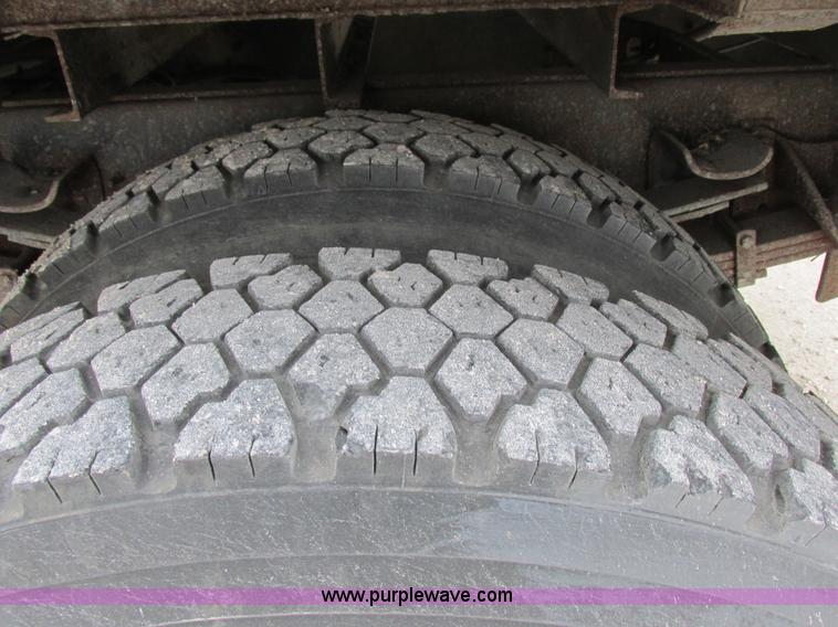 image for item I8823 1992 International 4700 utility truck