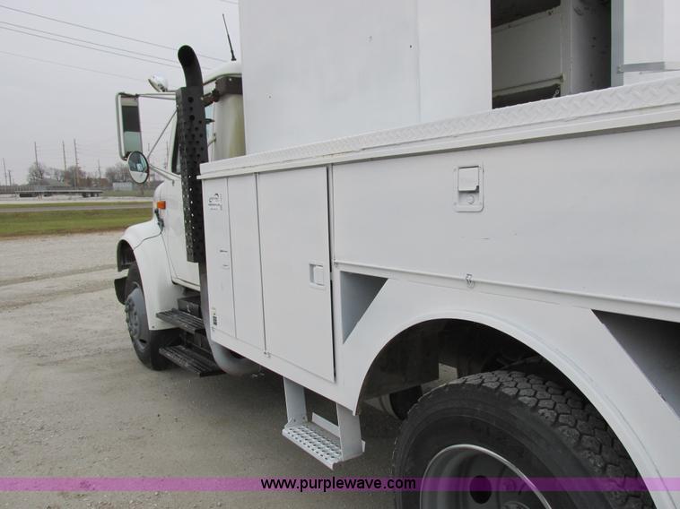 image for item I8823 1992 International 4700 utility truck