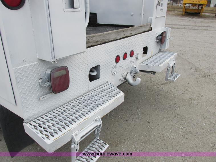 image for item I8823 1992 International 4700 utility truck