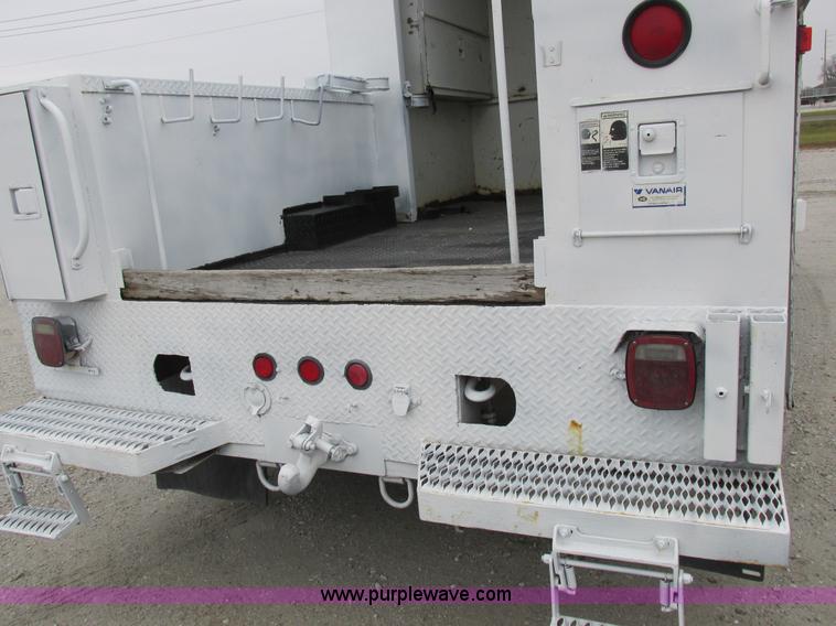 image for item I8823 1992 International 4700 utility truck