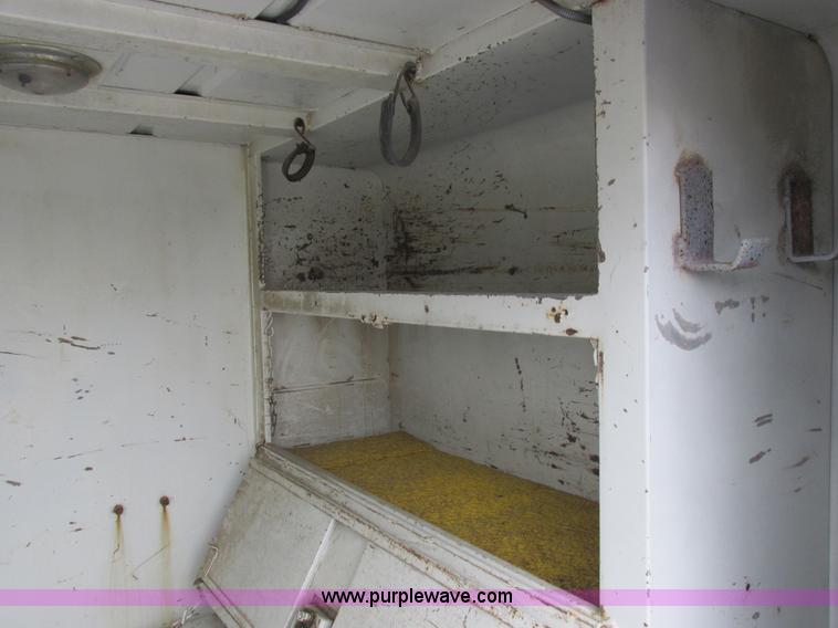 image for item I8823 1992 International 4700 utility truck