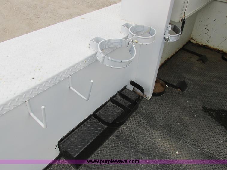 image for item I8823 1992 International 4700 utility truck