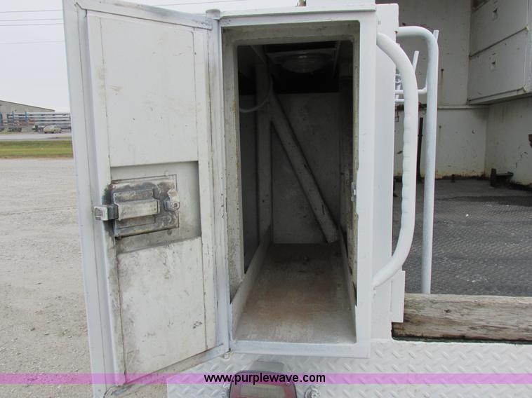 image for item I8823 1992 International 4700 utility truck