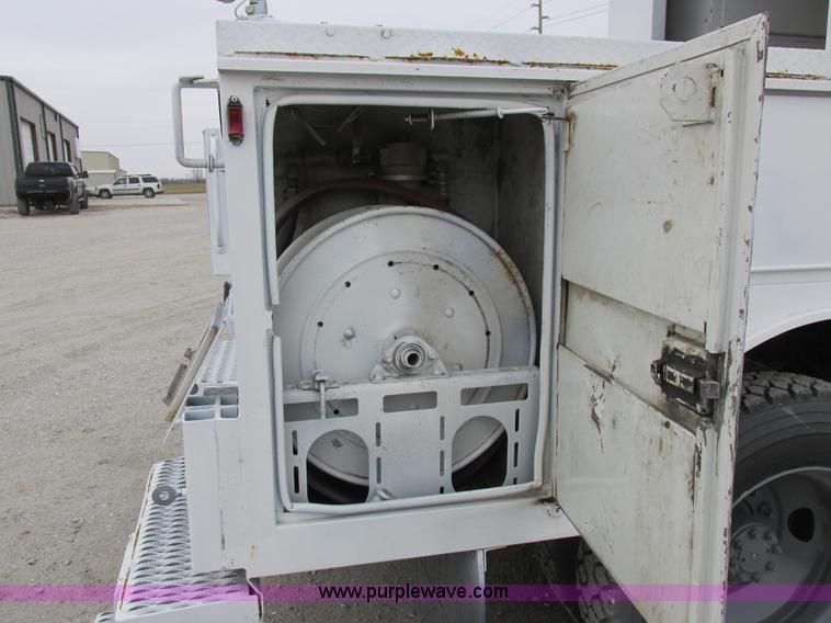 image for item I8823 1992 International 4700 utility truck