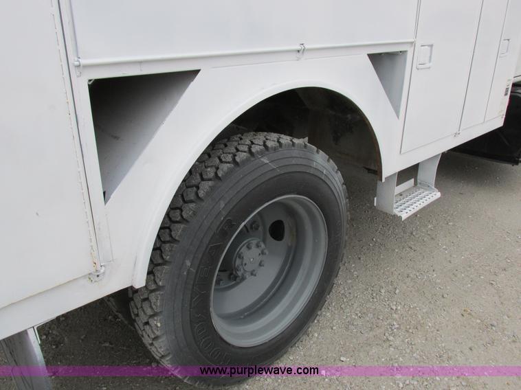 image for item I8823 1992 International 4700 utility truck