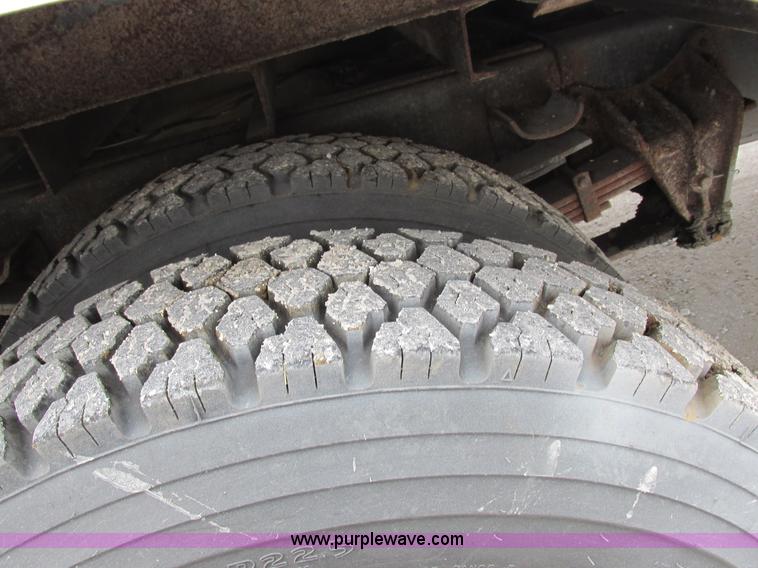 image for item I8823 1992 International 4700 utility truck