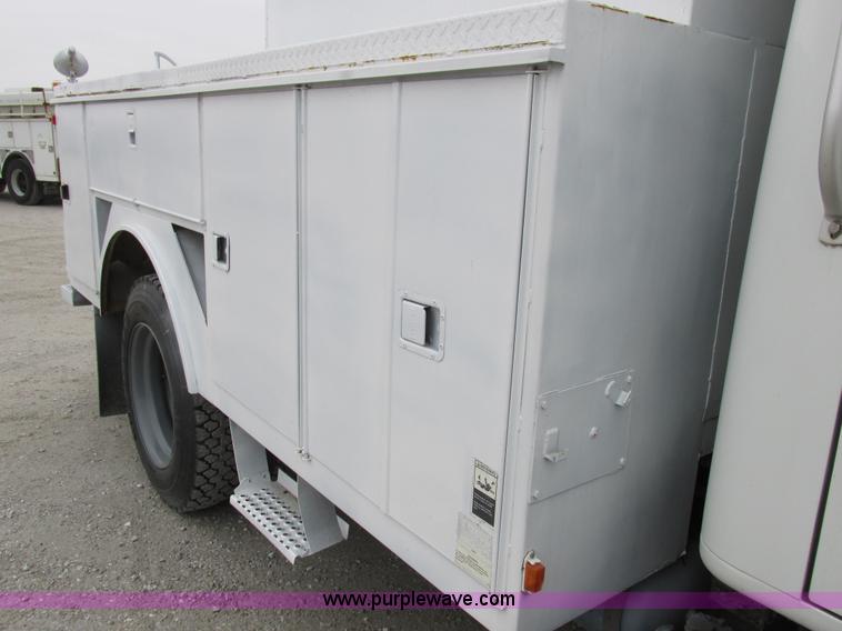 image for item I8823 1992 International 4700 utility truck