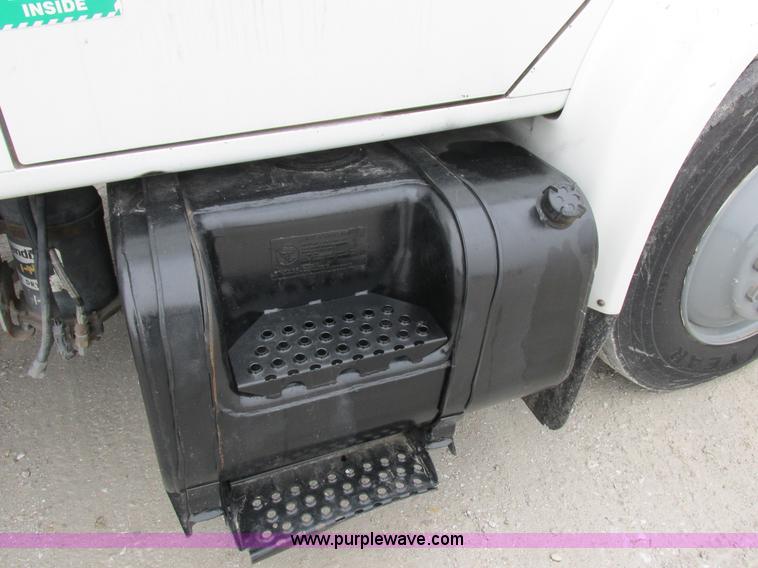 image for item I8823 1992 International 4700 utility truck