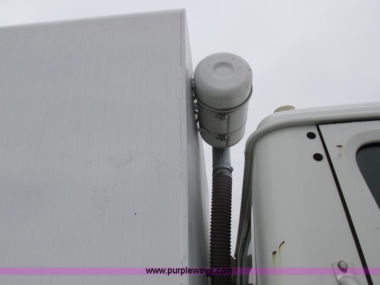 image for item I8823 1992 International 4700 utility truck