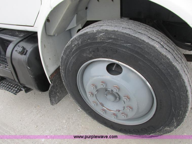 image for item I8823 1992 International 4700 utility truck