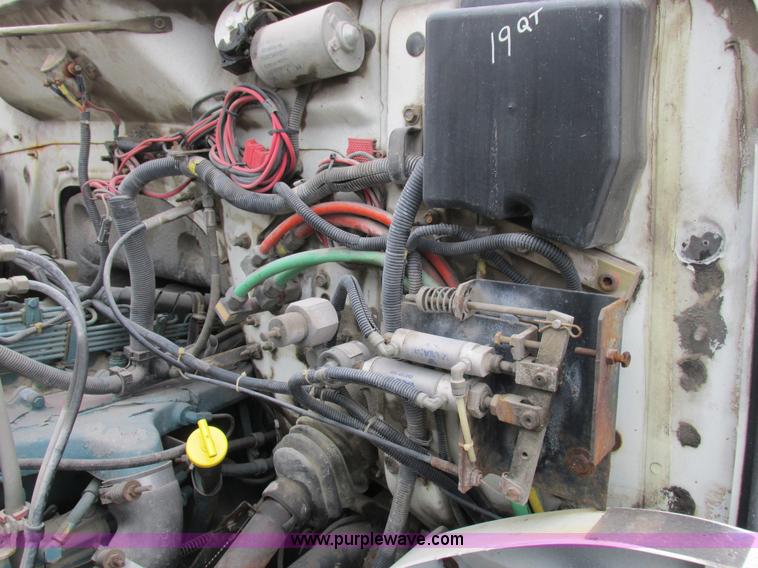 image for item I8823 1992 International 4700 utility truck