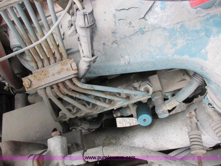 image for item I8823 1992 International 4700 utility truck