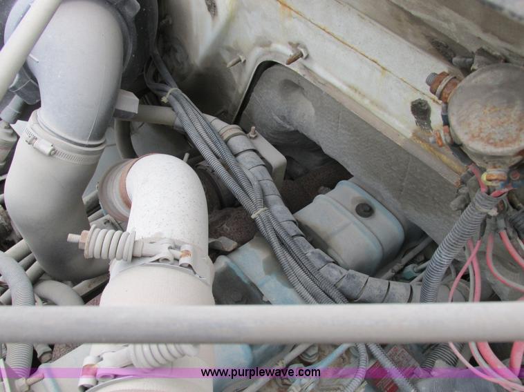 image for item I8823 1992 International 4700 utility truck