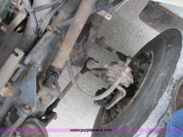 image for item I8823 1992 International 4700 utility truck