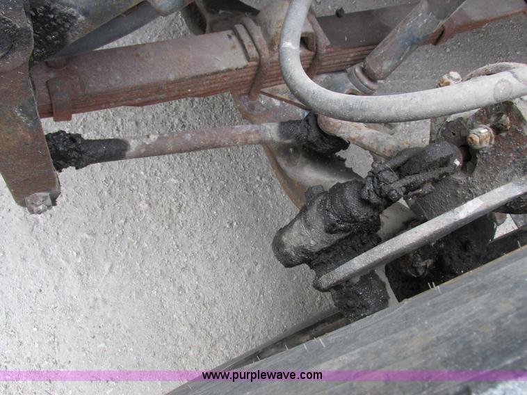 image for item I8823 1992 International 4700 utility truck