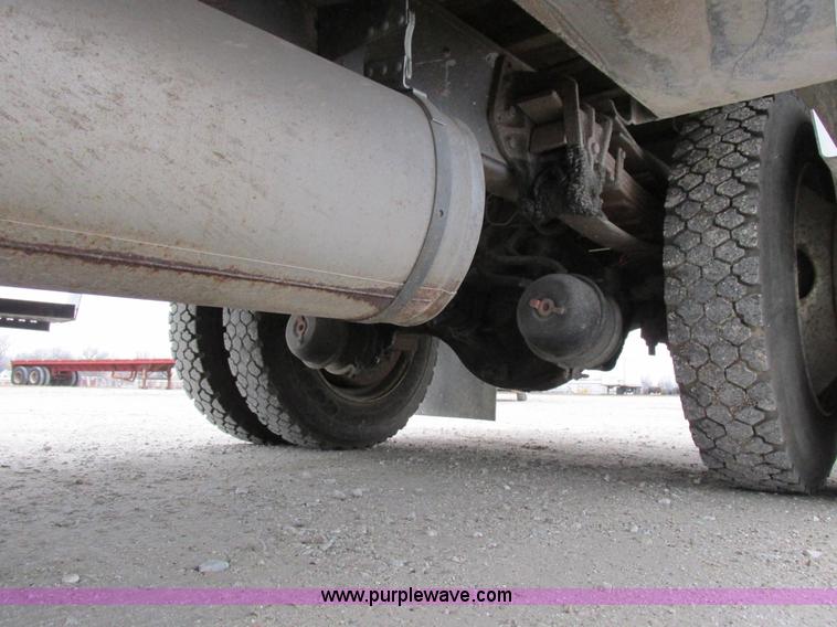 image for item I8823 1992 International 4700 utility truck