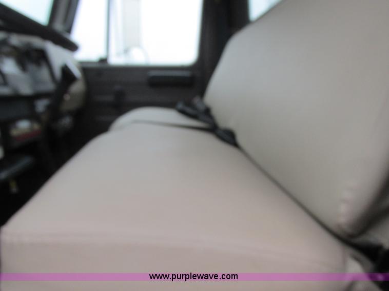 image for item I8823 1992 International 4700 utility truck