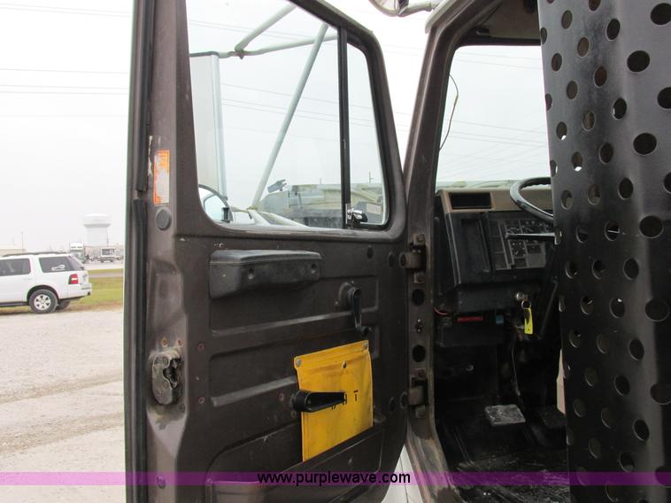 image for item I8823 1992 International 4700 utility truck