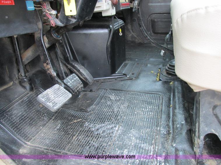 image for item I8823 1992 International 4700 utility truck