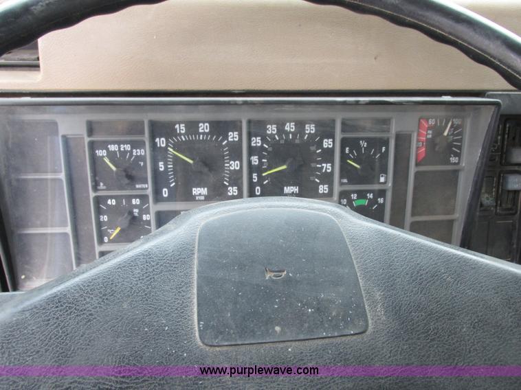 image for item I8823 1992 International 4700 utility truck