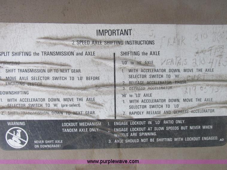 image for item I8823 1992 International 4700 utility truck