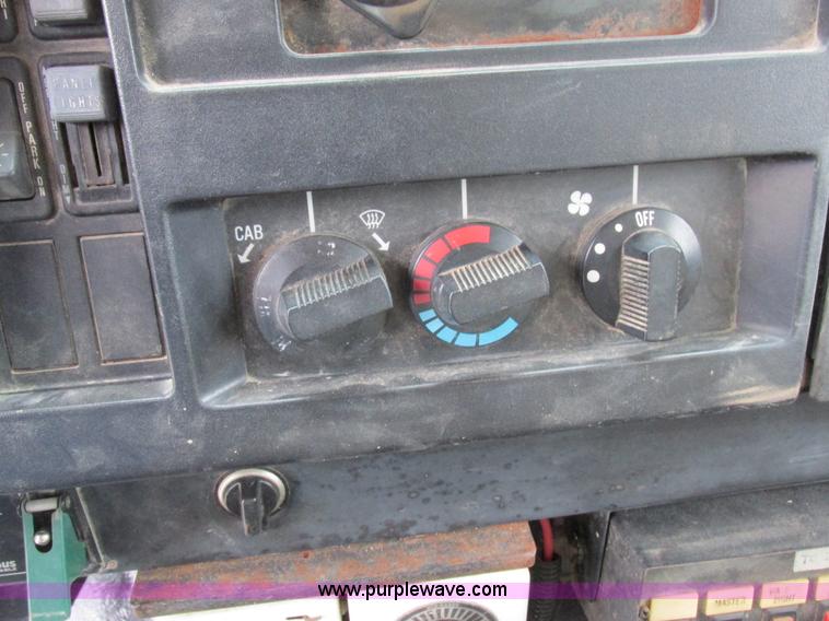 image for item I8823 1992 International 4700 utility truck